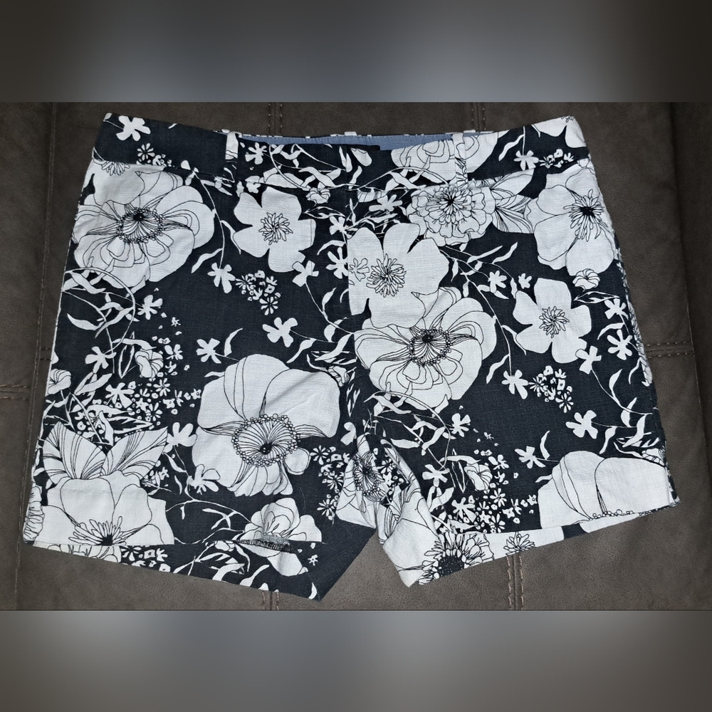 Ladies Talbots Shorts Black & White Floral Cotton Blend  Size 10 Petite Tropical